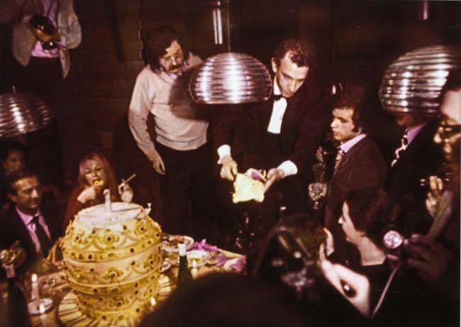 Mario Carbone Ultima Cena dei Nouveaux Réalistes, Daniel Spoerri(a destra)serve la “Tiara pontificale”, omaggio a Pierre Restany(a sinistra),Milano, 1970
