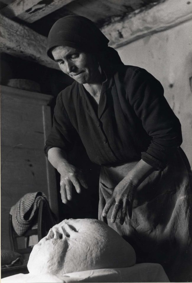 Mario Carbone Donna che segna il pane, Barile, 1958