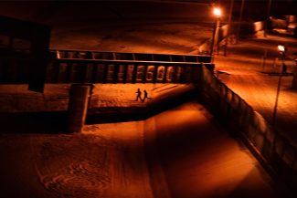 Two men who attempted to enter the U.S. illegally run across the dry Rio Grande riverbed back to Ciudad Juárez, Mexico, after being spotted by the U.S. Border Patrol. El Paso, Texas. USA 2011 © PAOLO PELLEGRIN/MAGNUM PHOTOS