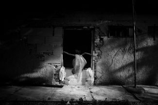 Angelina gioca in casa dI sua nonna Sevla. Roma. Luglio 2015. © PAOLO PELLEGRIN/MAGNUM PHOTOS