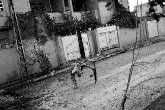 Soldiers of the 9th Iraqi armoured division engage with ISIS militants in the Entesar neighborhood in the eastern side of the city of Mosul. Iraq 2016 © PAOLO PELLEGRIN/MAGNUM PHOTOS