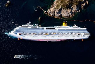 Isola del Giglio, Grosseto, 2012. La Costa Concordia sugli scogli davanti alle Mole © Massimo Sestini